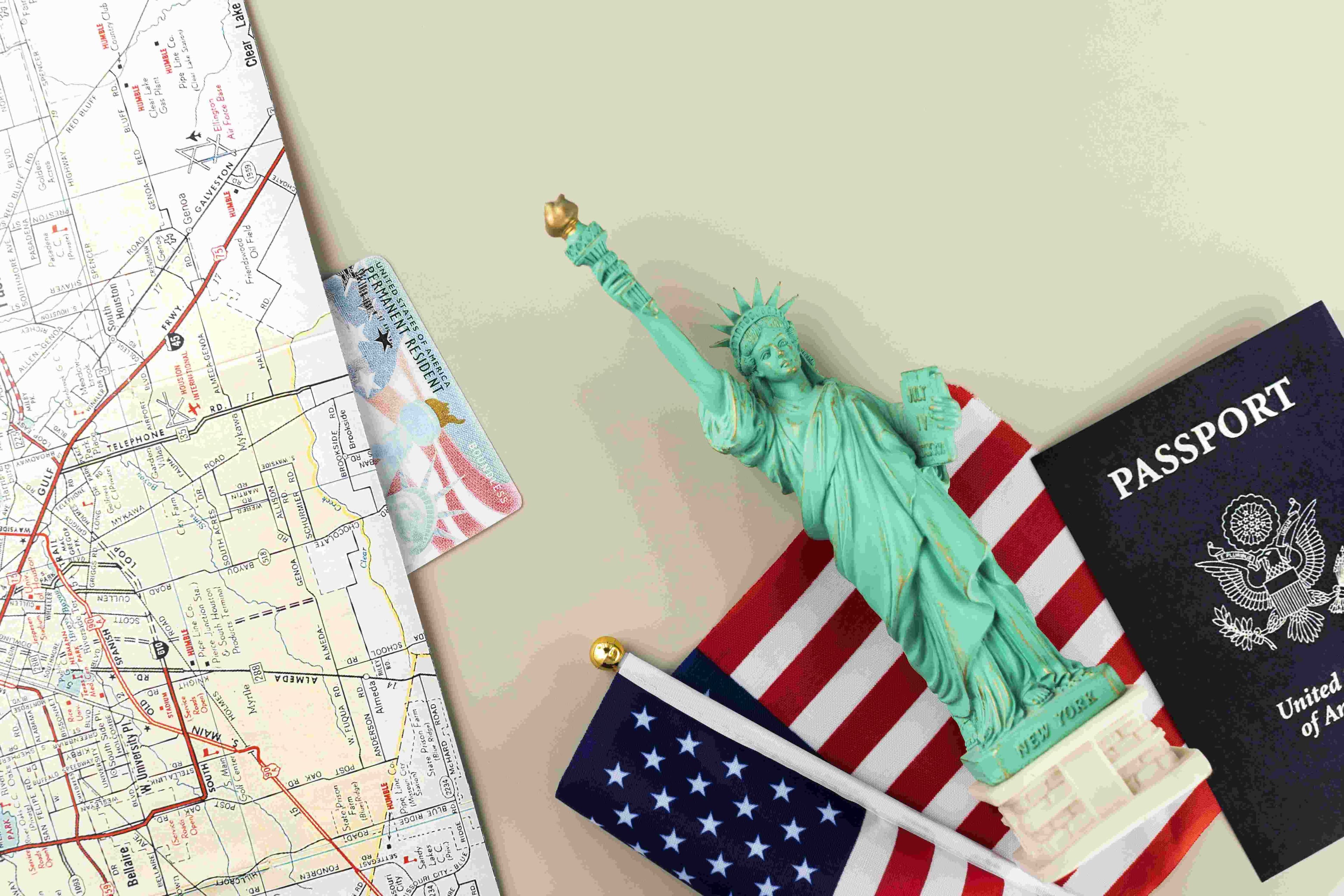 Счастливый путешественник с паспортом и визой в США